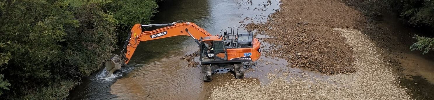 Acometen la limpieza del río Bernesga para facilitar el remo de piragüistas de la capital y mejorar el paso de caudal en la capital, comprometido por el deslizamiento de piedra y maleza.