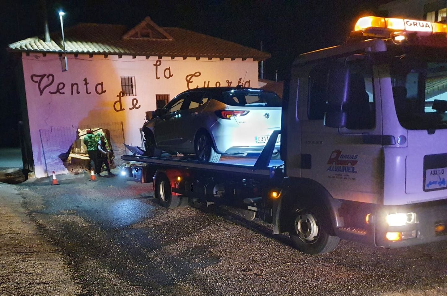 Un herido al empotrar su coche contra el bar La Venta de la Tuerta en la León-Asturias. 