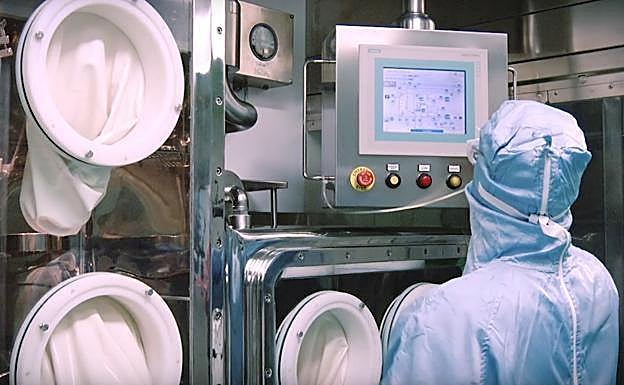 Un trabajador desarrolla su actividad en el interior de la planta de ADL. 