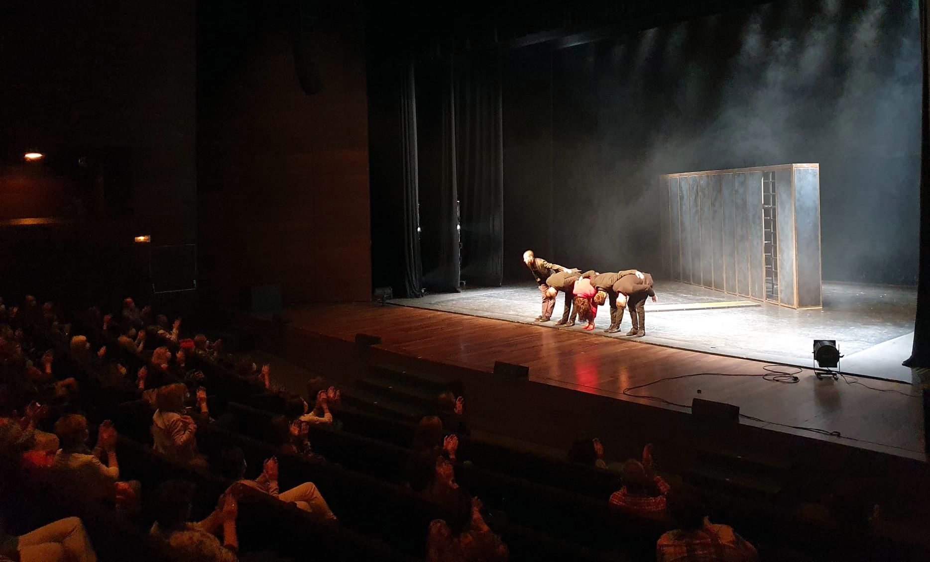 Aitana Sánchez-Gijón junto a Chevi Muraday, Carlos Beluga, Maximiliano Sanford y Alberto Velasco salen ovacionados del Auditorio de León tras la puesta en escena de un arriesgado espectáculo de danza contemporánea 