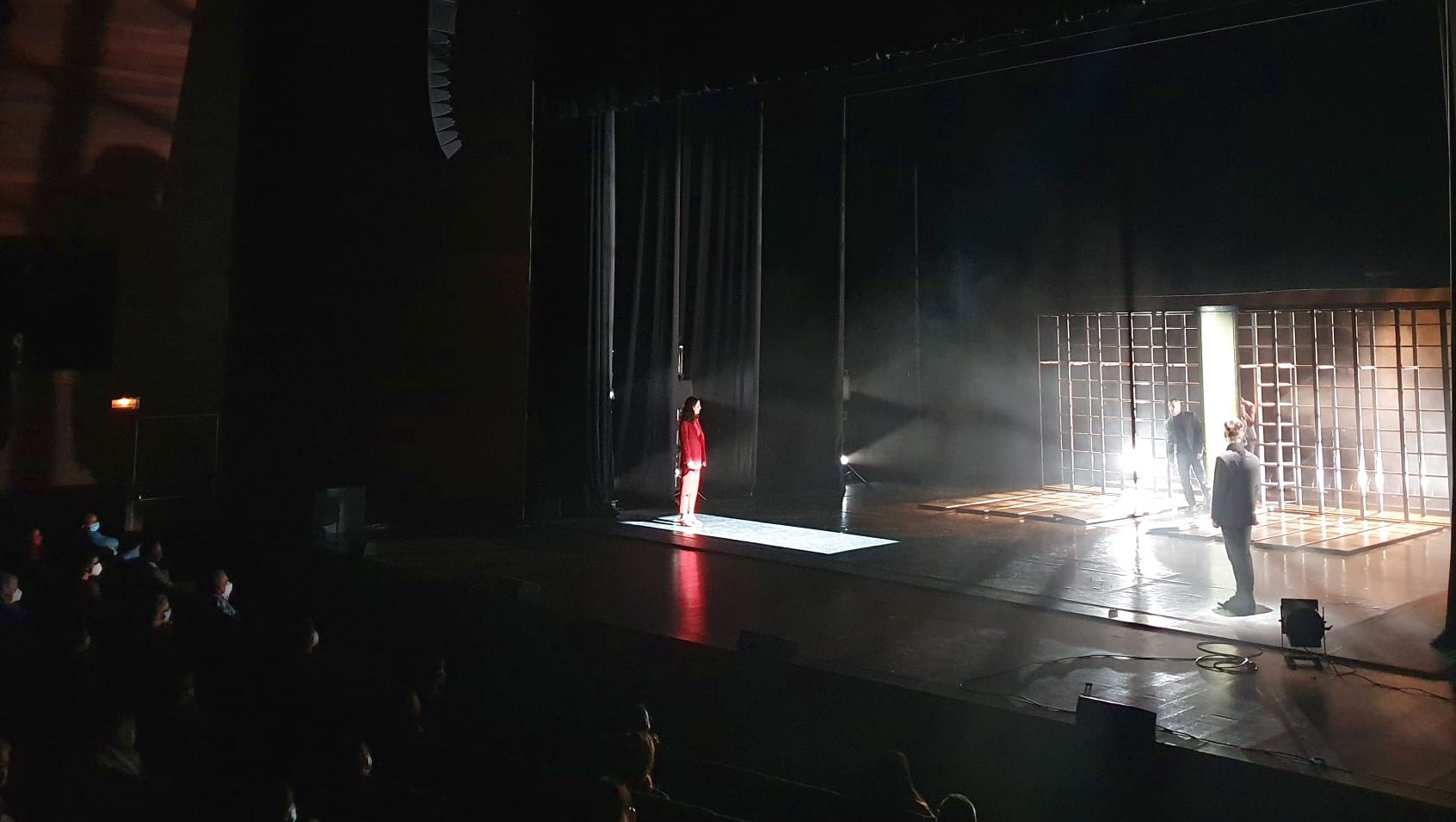 Aitana Sánchez-Gijón junto a Chevi Muraday, Carlos Beluga, Maximiliano Sanford y Alberto Velasco salen ovacionados del Auditorio de León tras la puesta en escena de un arriesgado espectáculo de danza contemporánea 