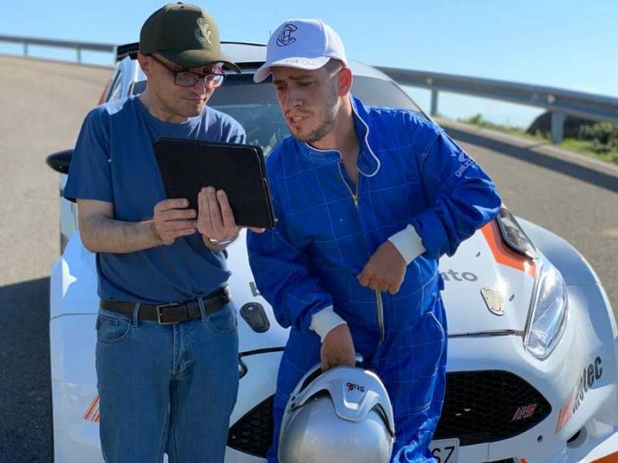 El actor leonés acaba de estrenar 'Donde viajan dos' un divertido programa en el que emprenden viajes, aventuras y retos. 