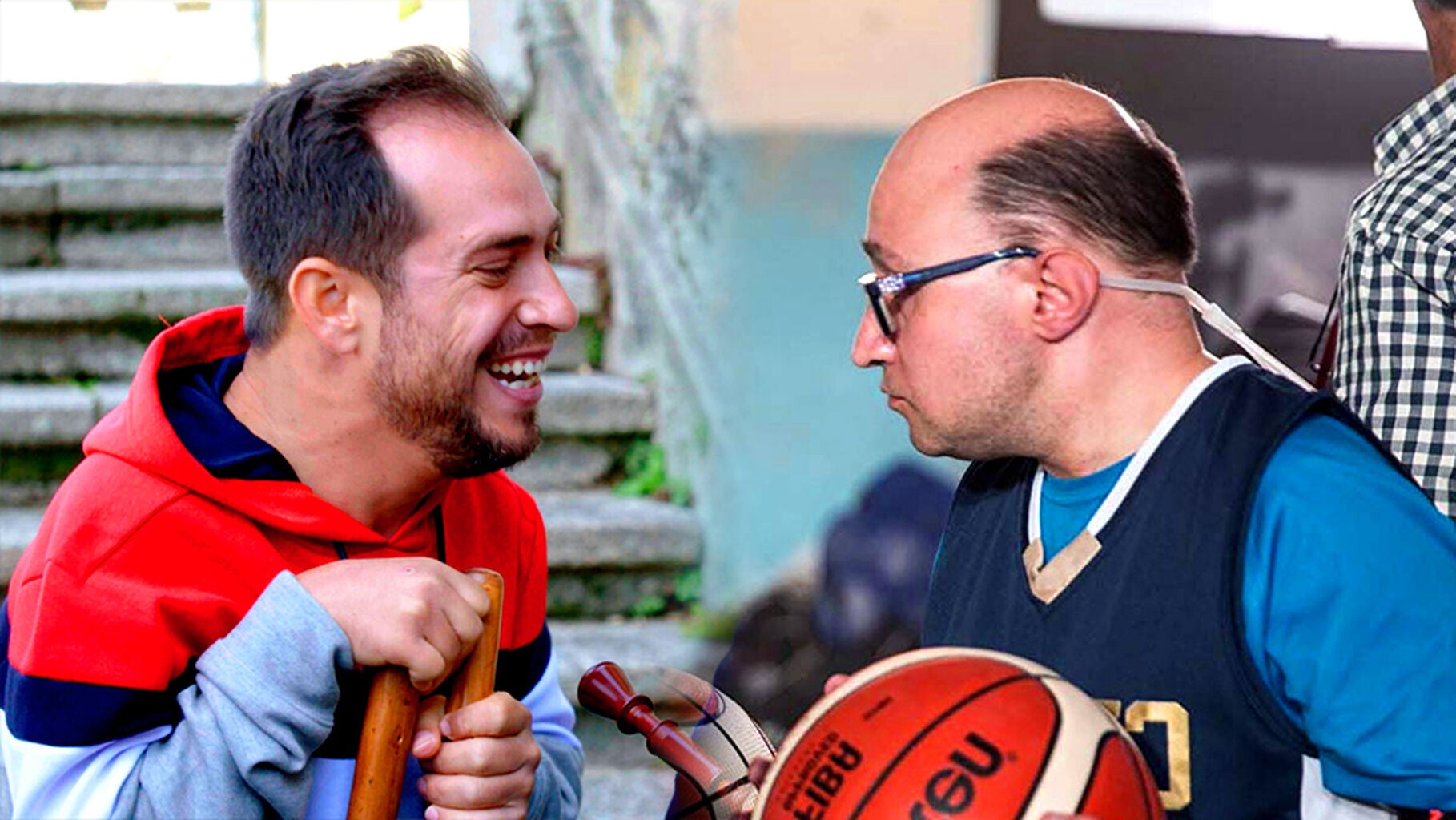 El actor leonés acaba de estrenar 'Donde viajan dos' un divertido programa en el que emprenden viajes, aventuras y retos. 