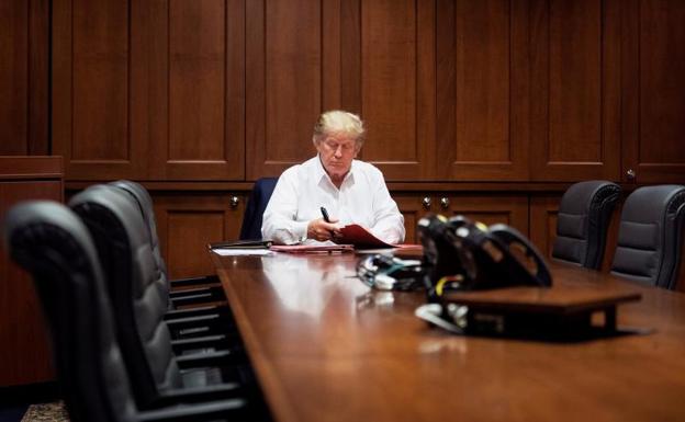 Donald Trump trabajando en la suite presidencial del hospital. 