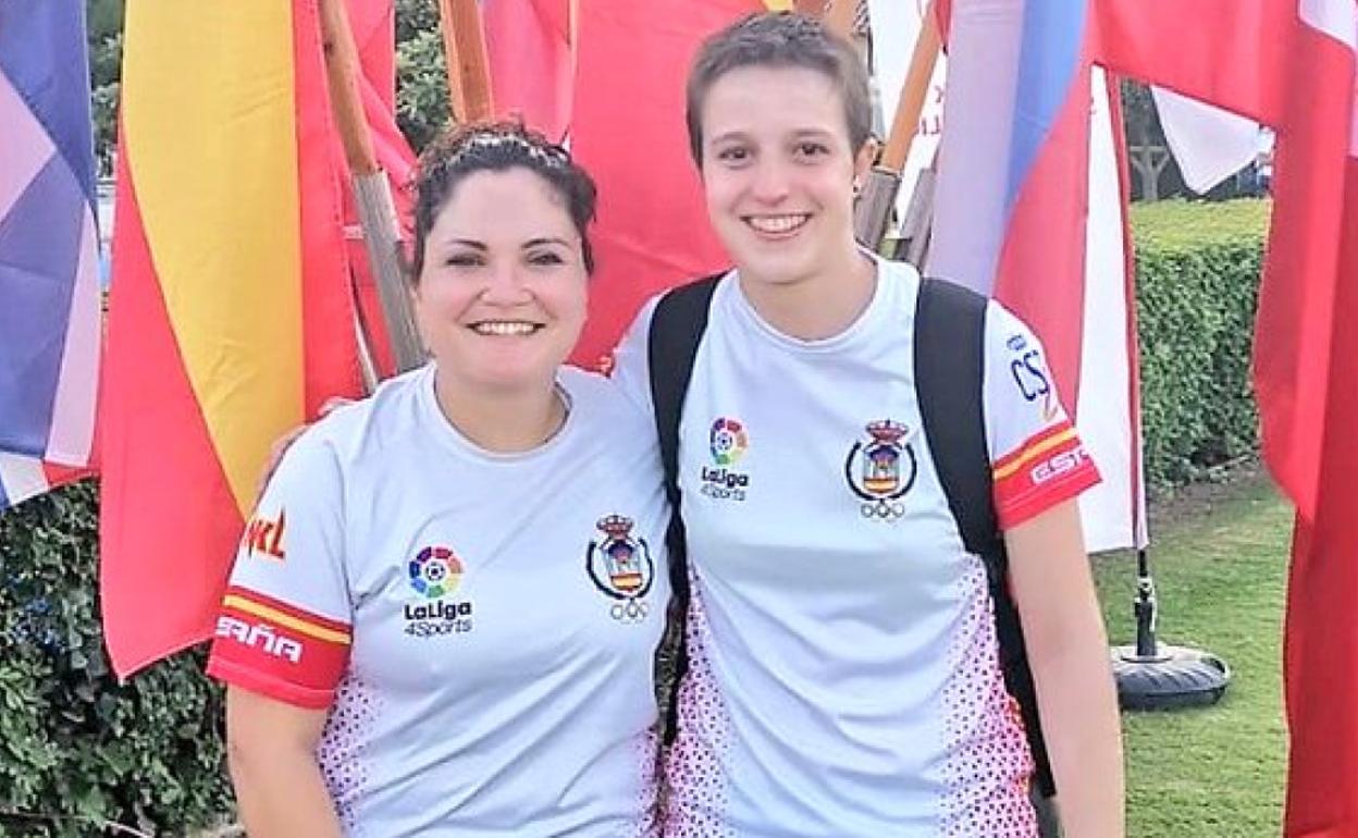 Andrea Marcos (I), junto a Sandra Cebrián, española finalista en la categoría de arco recurvo donde fue plata.