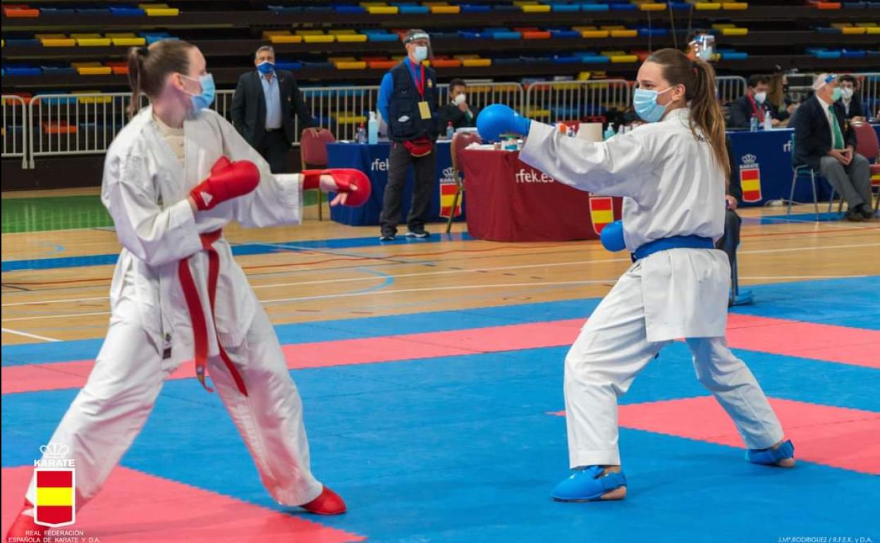 Tania Fernández, con guantes azules, en uno de sus combates de este domingo.