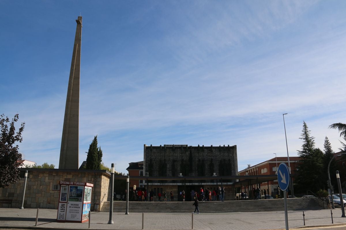 La romería de San Froilán más atípica concentra a algunos fieles a la puerta de la Basílica de la Virgen del Camino.