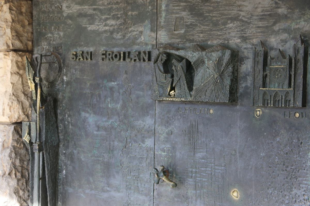 La romería de San Froilán más atípica concentra a algunos fieles a la puerta de la Basílica de la Virgen del Camino.