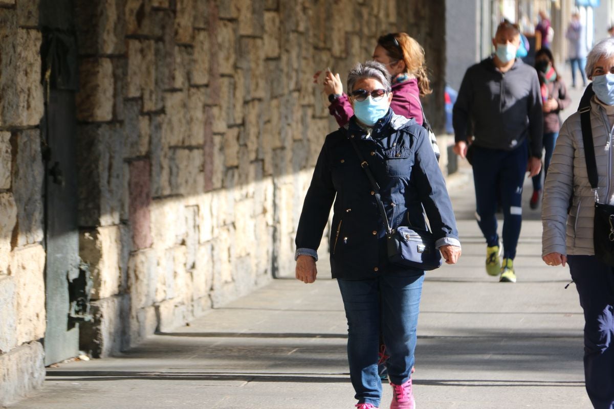 La romería de San Froilán más atípica concentra a algunos fieles a la puerta de la Basílica de la Virgen del Camino.