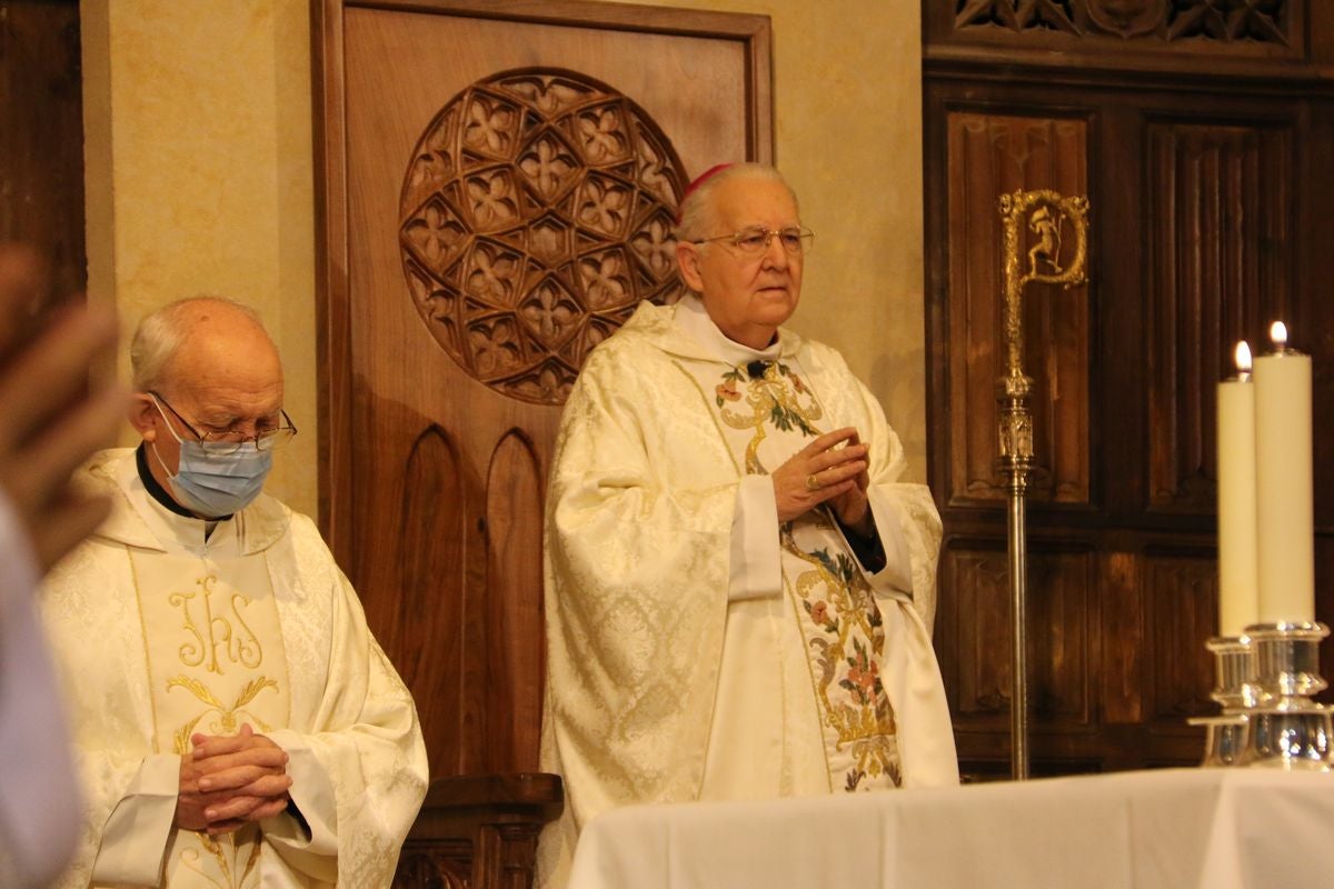 El Obispo de León, Julián López, preside la misa de San Froilán, único acto de la festividad.