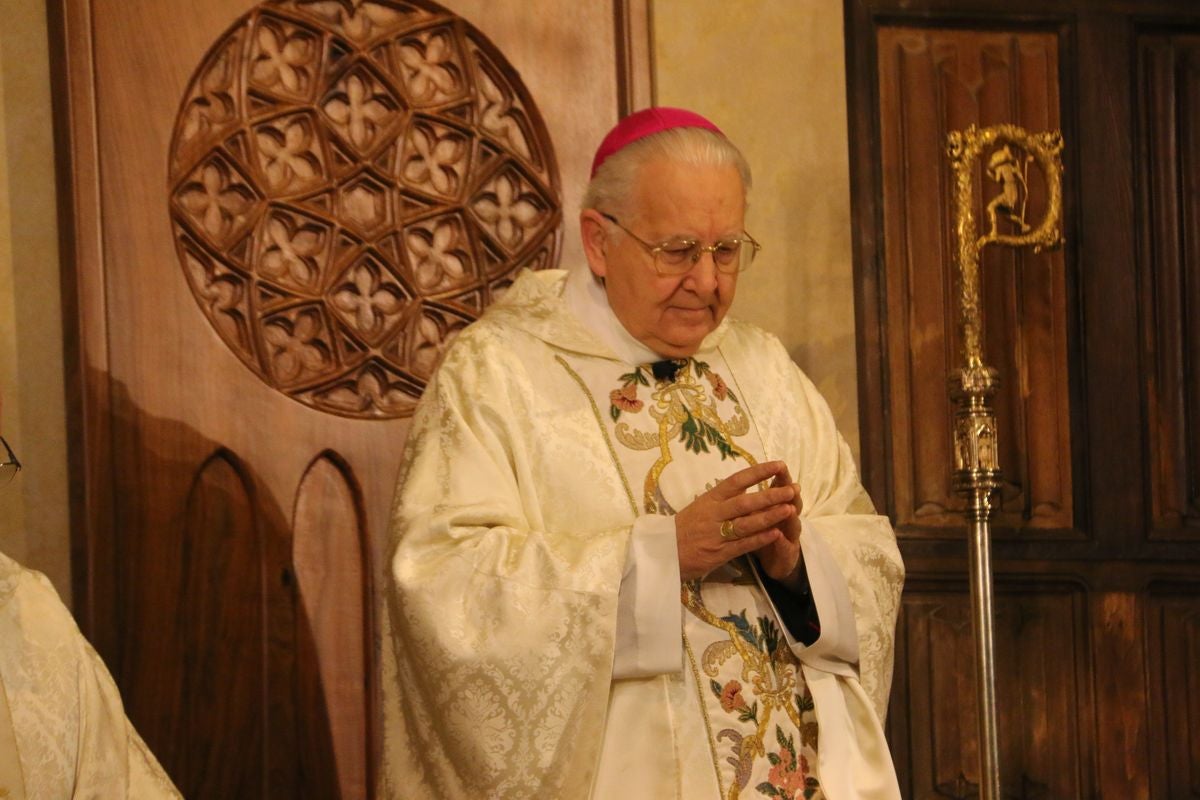 El Obispo de León, Julián López, preside la misa de San Froilán, único acto de la festividad.