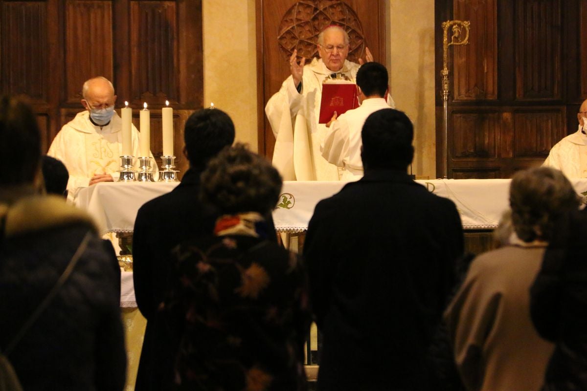 El Obispo de León, Julián López, preside la misa de San Froilán, único acto de la festividad.