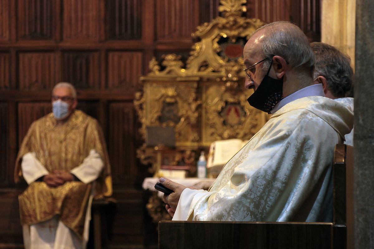 El Obispo de León, Julián López, preside la misa de San Froilán, único acto de la festividad.