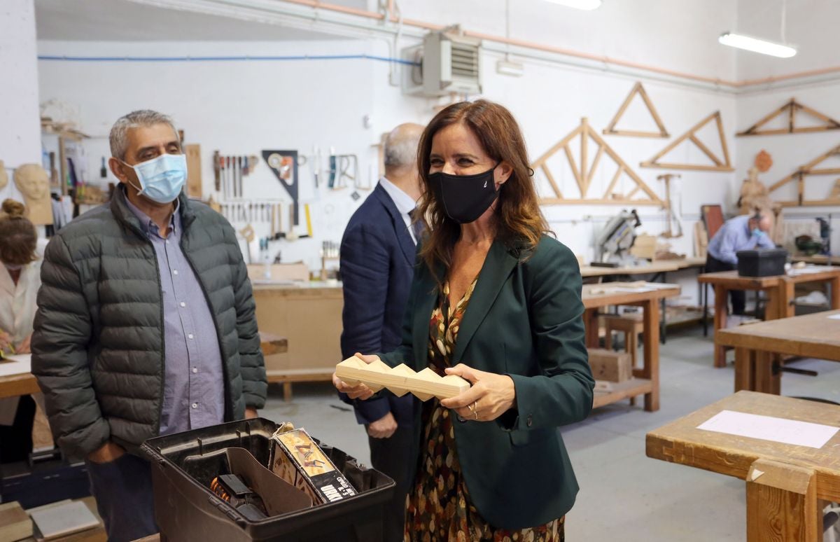 La consejera de Empleo e Industria, Ana Carlota Amigo, visita el Centro de Artesanía de Castilla y León.