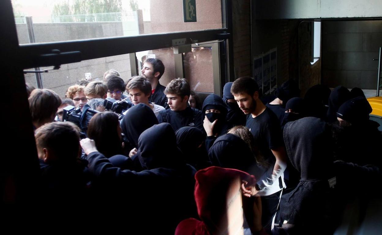 Jóvenes encapuchados bloquean el acceso a la UB. 