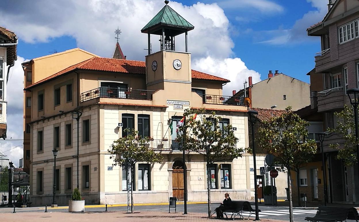 Fachada del Ayuntamiento de La Robla. 