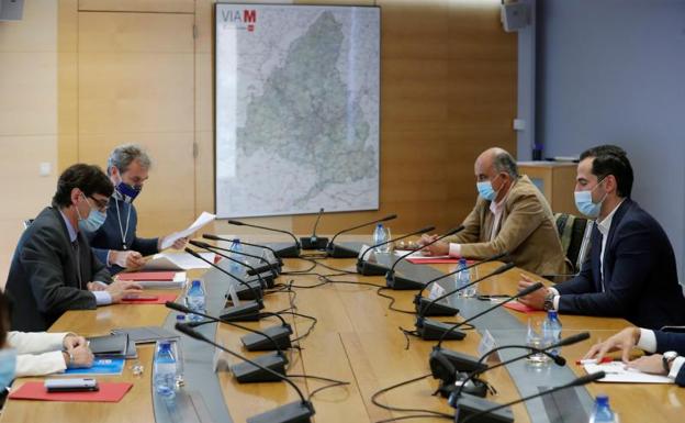 Salvador Illa, Fernando Simón, Ignacio Aguado, y Ruiz Escudero, entre otros, durante la reunión del Grupo covid-19 celebrada esta mañana. 