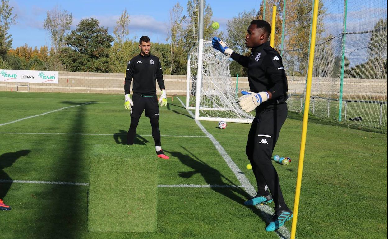 Samu Diarrá y Andoni Zubiaurre, en un entrenamiento de la Cultural.