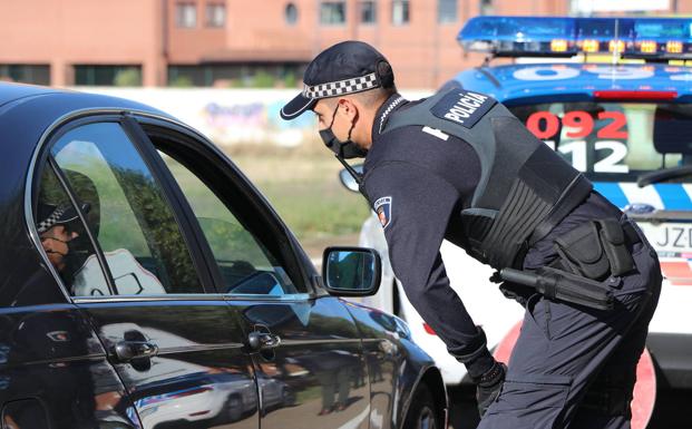 Un agente de la Policía Local, durante el control. 