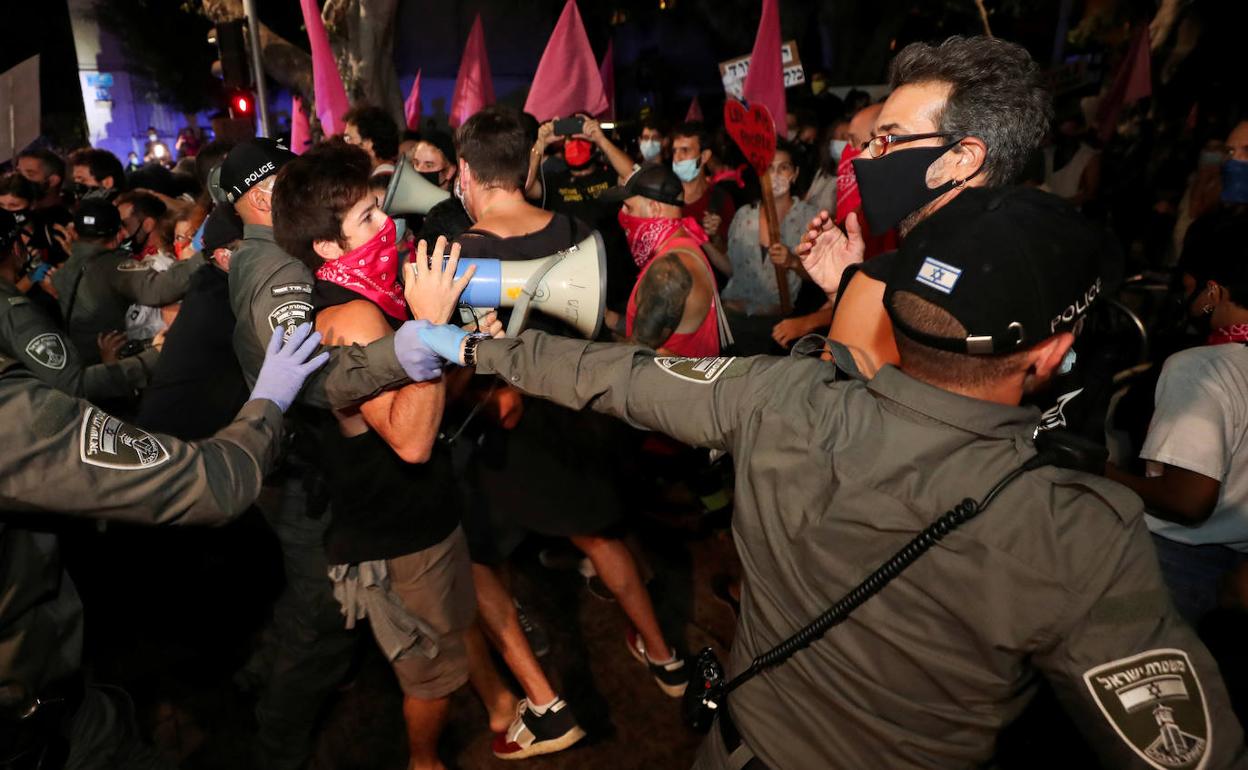 Manifestación en Tel Aviv para pedir la dimisión del primer ministro israelí Benjamín Netanyahu.