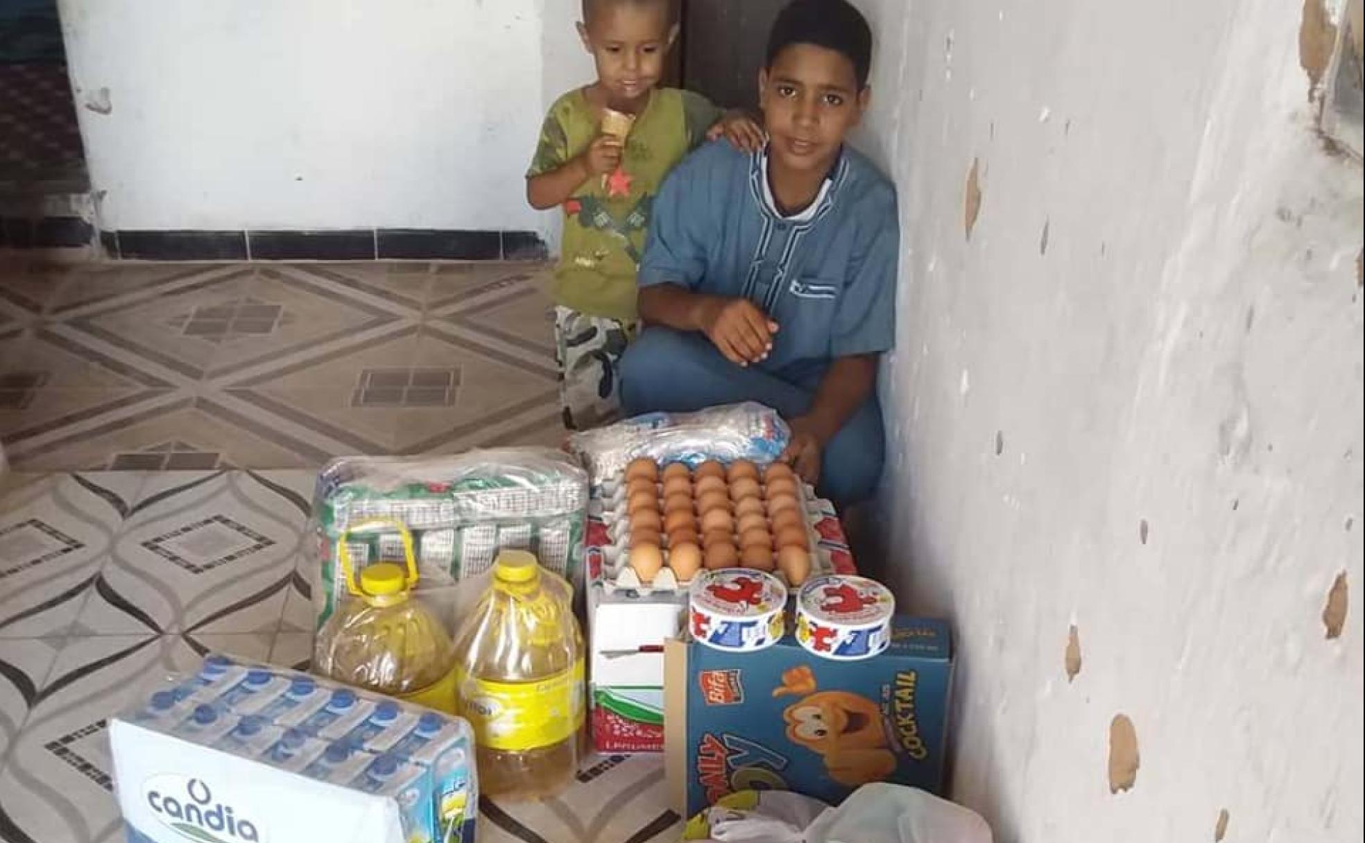 Los niños que viajaron a El Bierzo en el verano de 2019 disfrutando de productos enviados por la asociación.