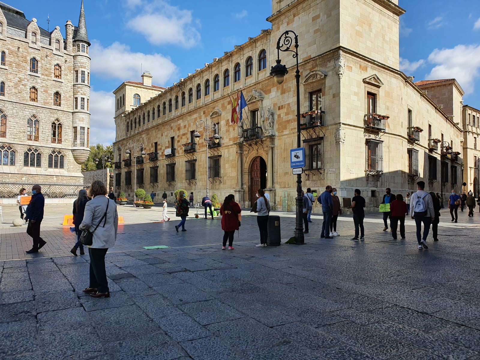 El colectivo ha recogido firmas contra el traslado y por la supervivencia de los puestos en Plegarias.