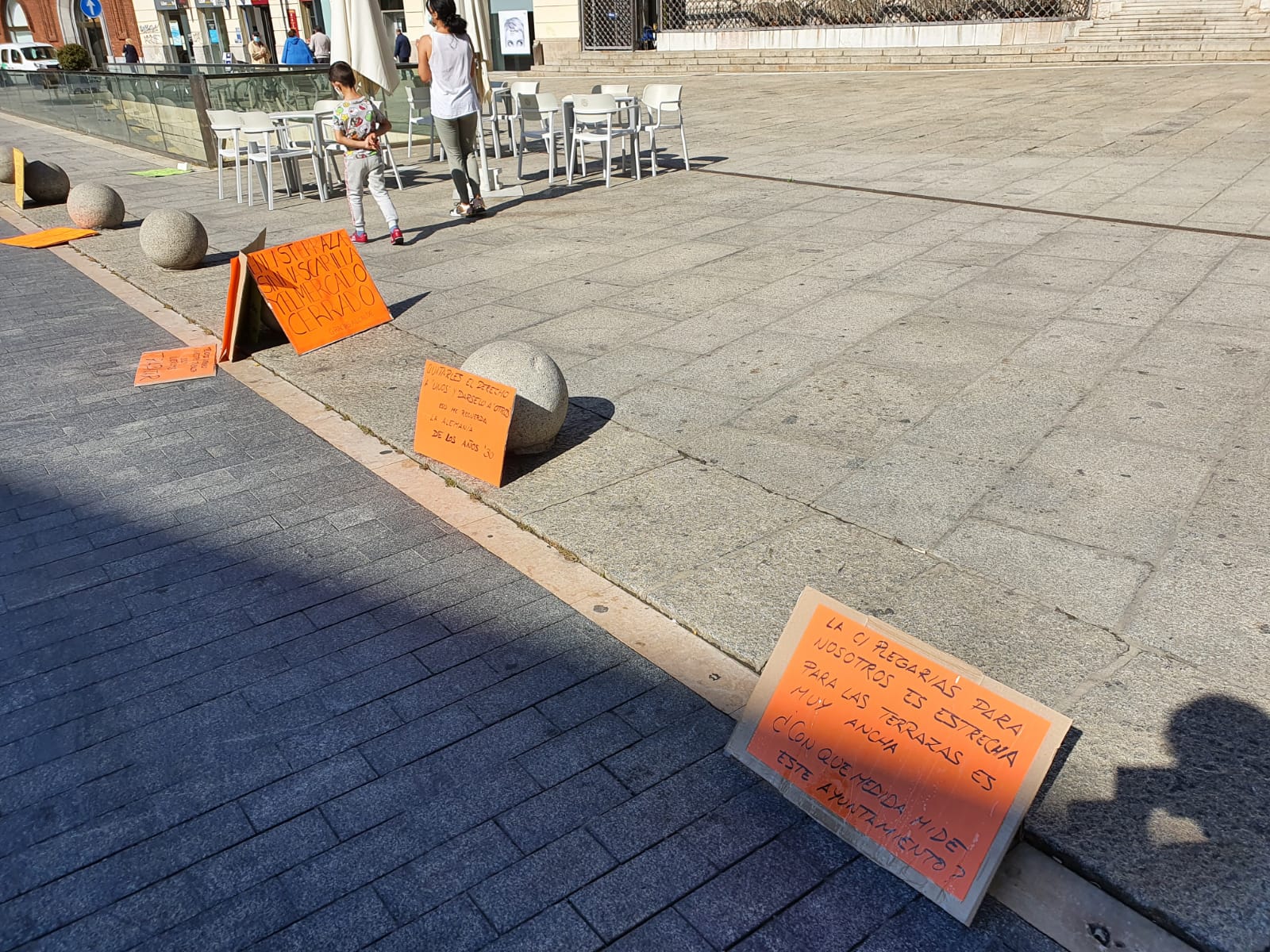 El colectivo ha recogido firmas contra el traslado y por la supervivencia de los puestos en Plegarias.