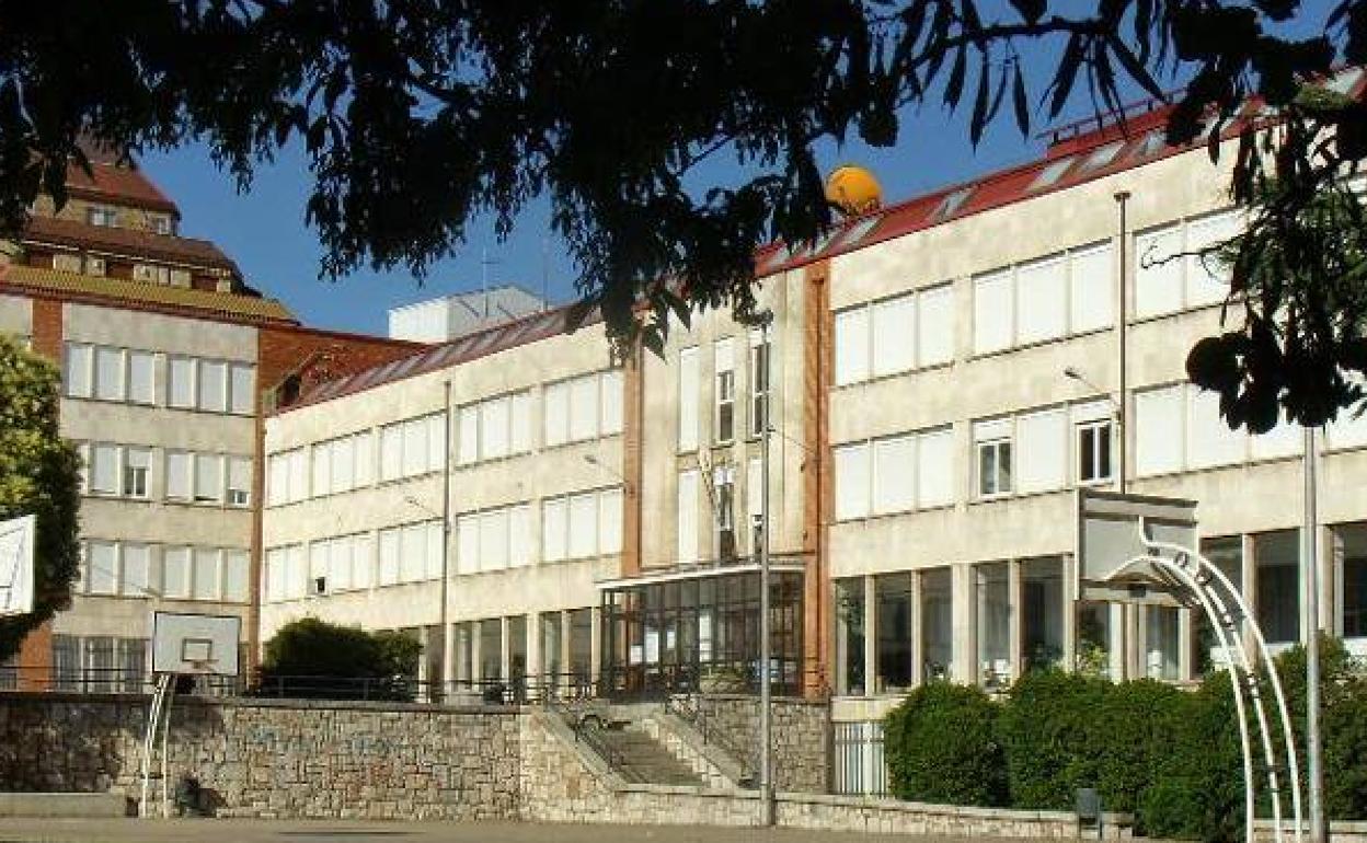 Los alumnos cursan el primer año de Laboratorios de Análisis y Control de Calidad en el IES Padre Isla. 