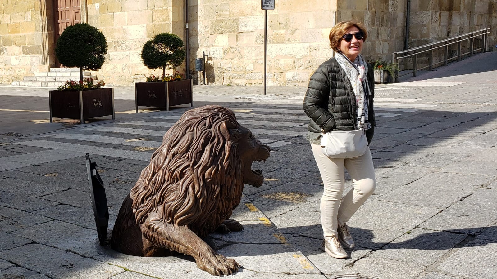 La nueva escultura ubicada junto al Consistorio despierta el interés de los leoneses.