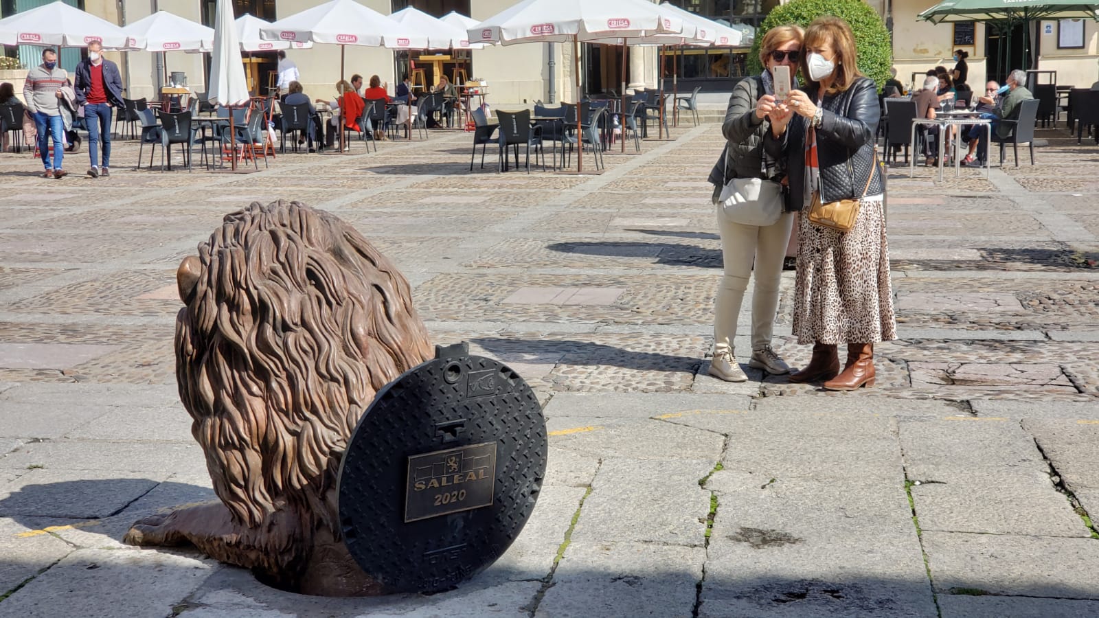 La nueva escultura ubicada junto al Consistorio despierta el interés de los leoneses.