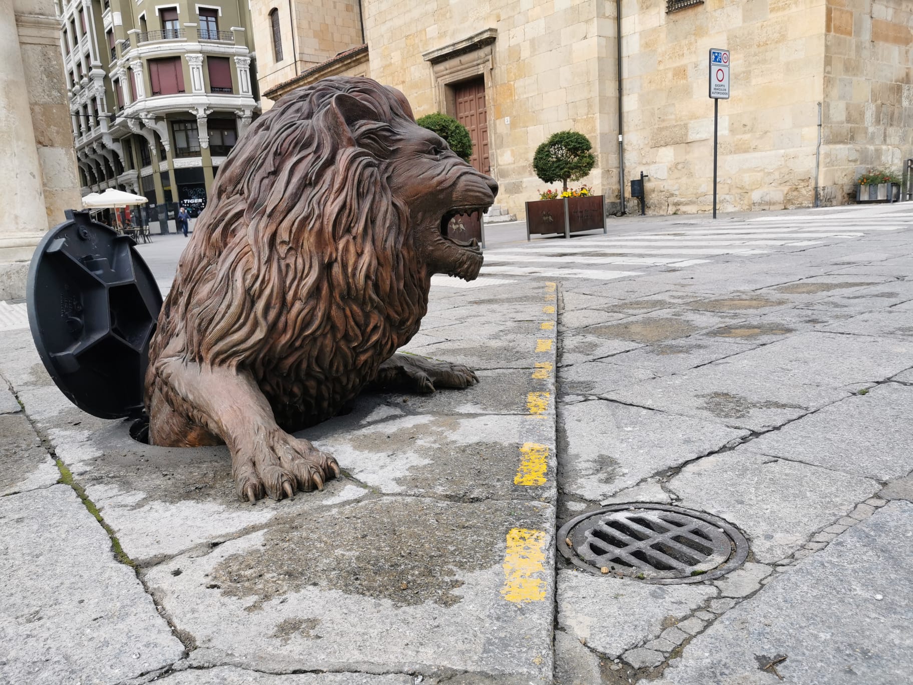 La nueva escultura ubicada junto al Consistorio despierta el interés de los leoneses.