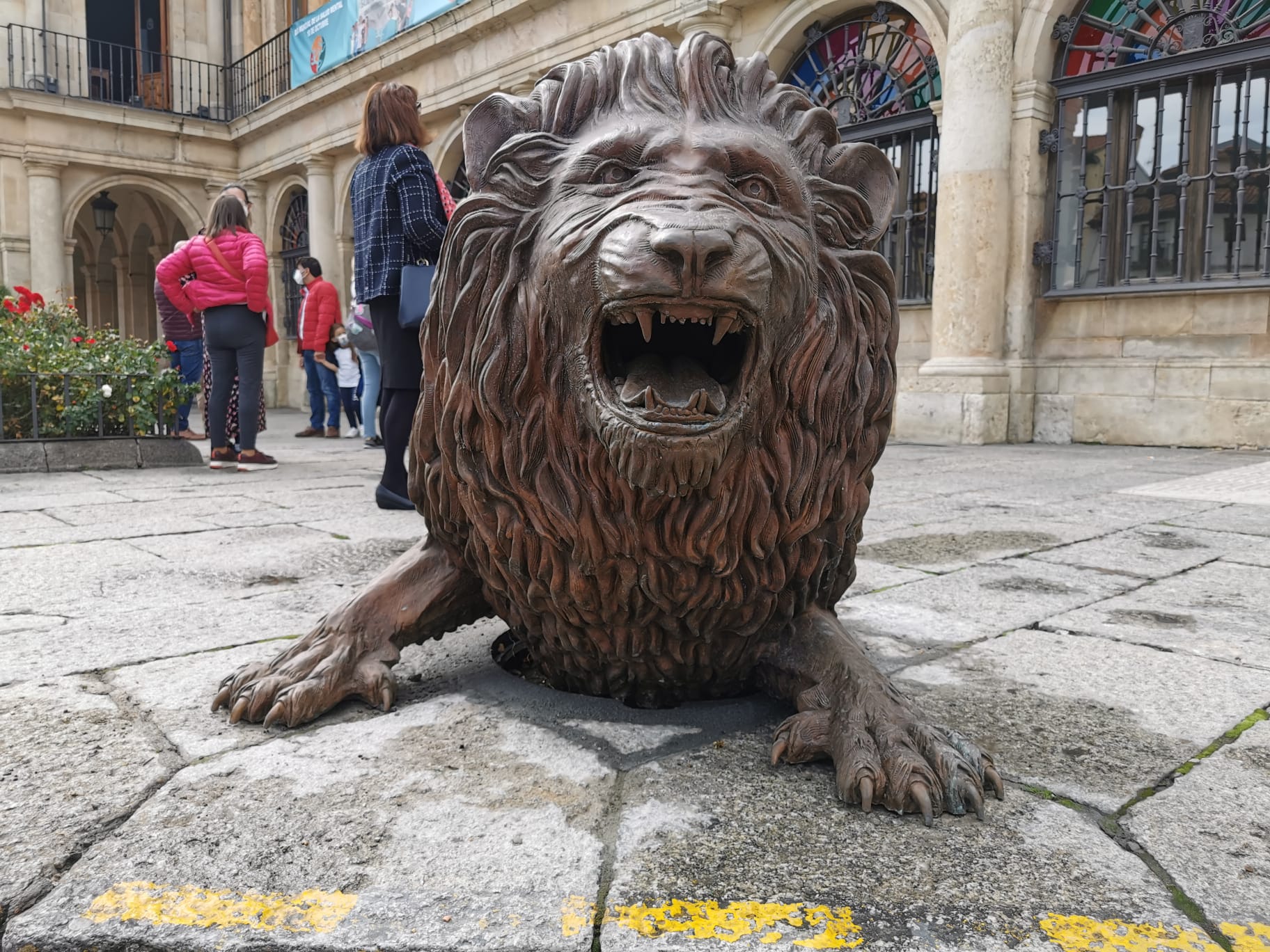 La nueva escultura ubicada junto al Consistorio despierta el interés de los leoneses.