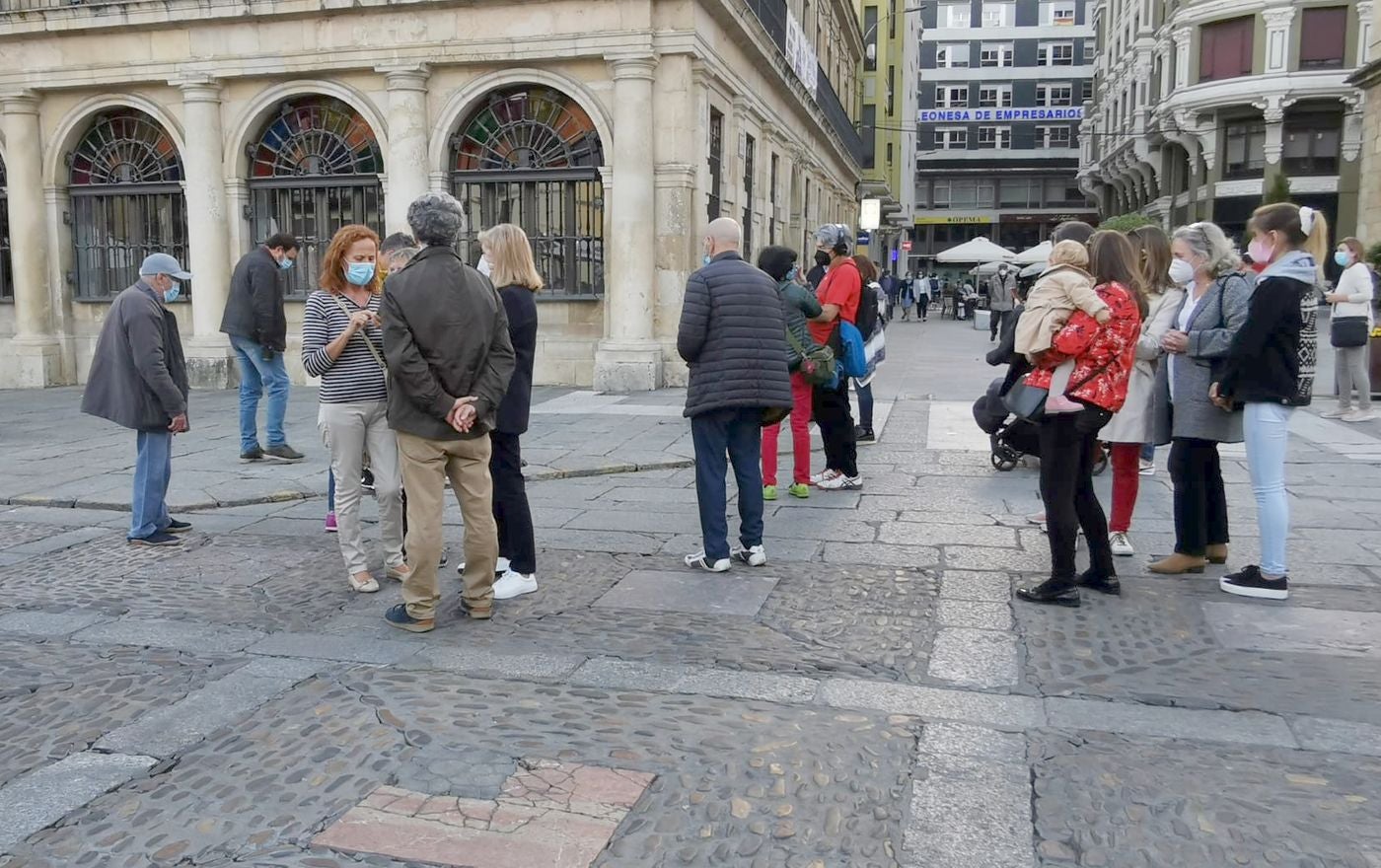 La nueva escultura ubicada junto al Consistorio despierta el interés de los leoneses.