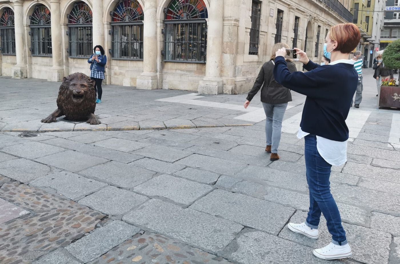 La nueva escultura ubicada junto al Consistorio despierta el interés de los leoneses.