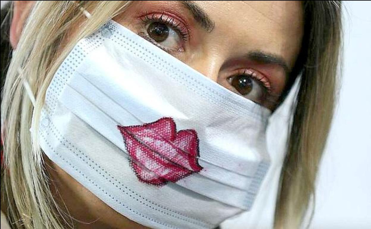 El uso de mascarilla se intensifica aún más para prevenir la pandemia. 