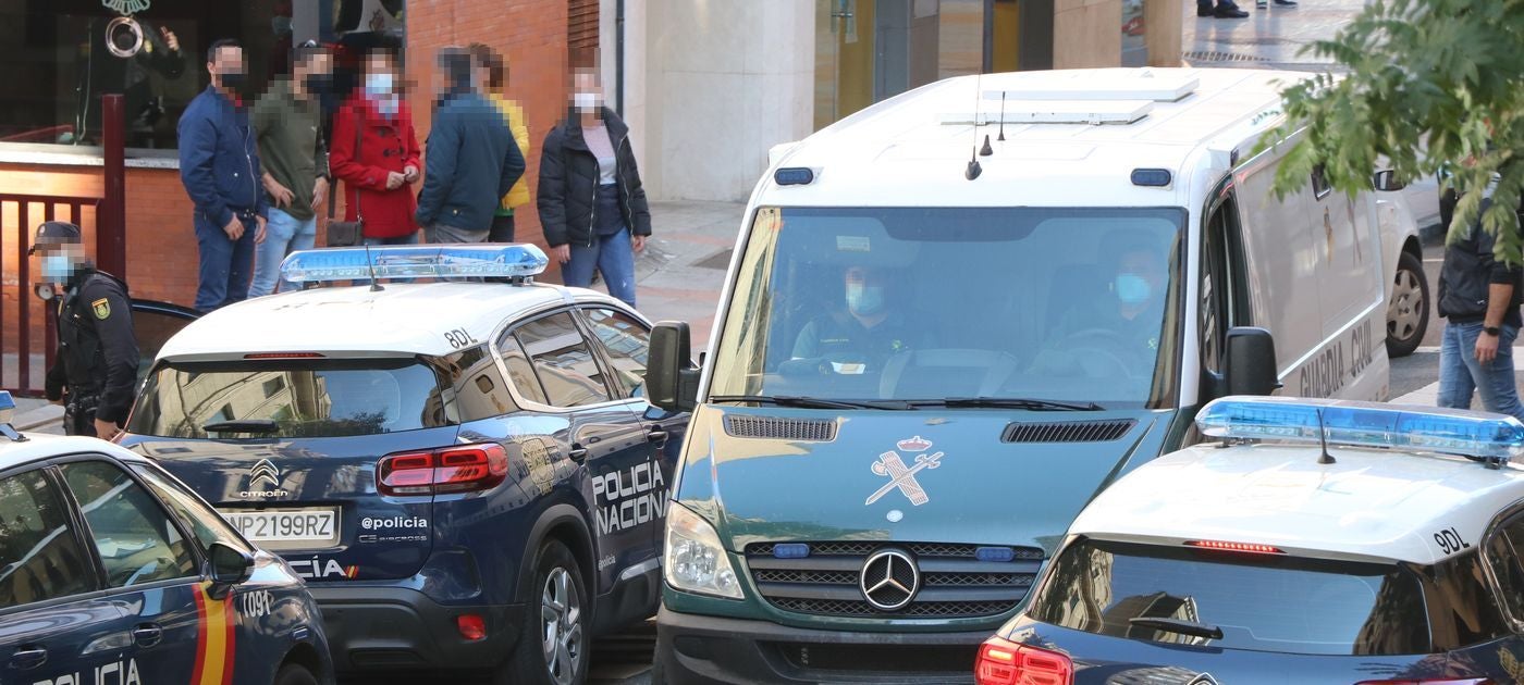 La presencia de numerosos familiares ante la Comisaria de Policía y el hostigamiento a los agentes obliga a que numerosos efectivos policiales tuvieran que intervenir para facilitar su salida a prisión.