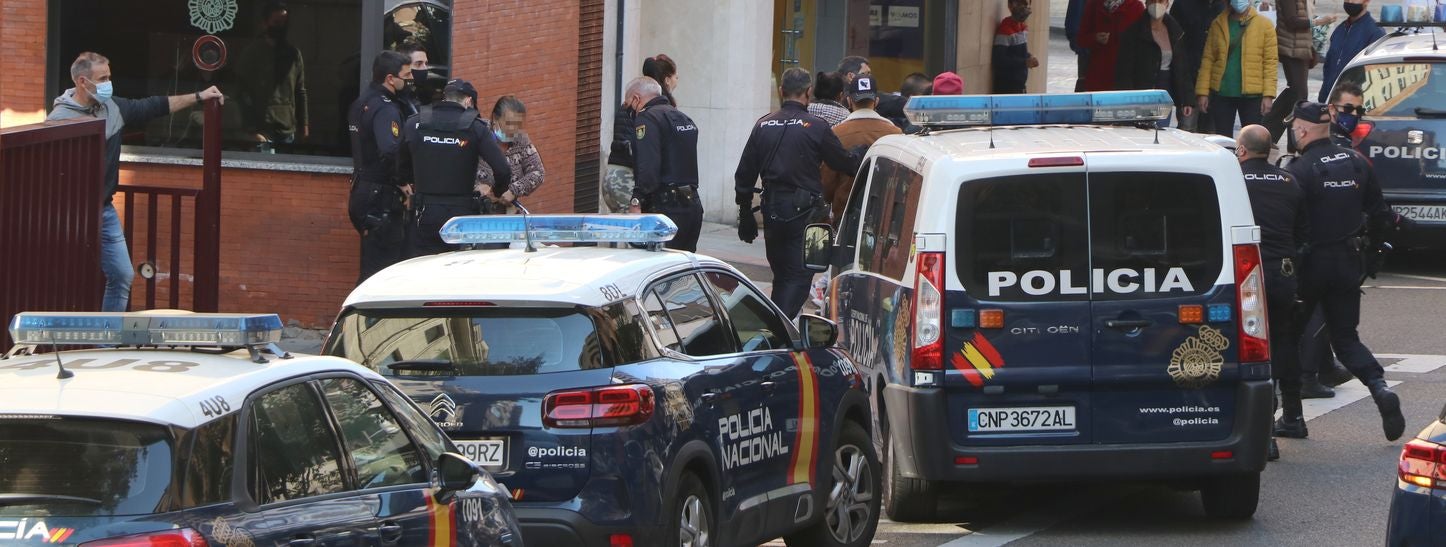 La presencia de numerosos familiares ante la Comisaria de Policía y el hostigamiento a los agentes obliga a que numerosos efectivos policiales tuvieran que intervenir para facilitar su salida a prisión.