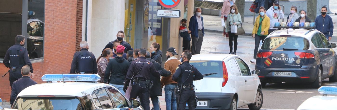 La presencia de numerosos familiares ante la Comisaria de Policía y el hostigamiento a los agentes obliga a que numerosos efectivos policiales tuvieran que intervenir para facilitar su salida a prisión.
