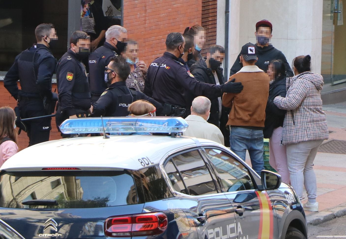 La presencia de numerosos familiares ante la Comisaria de Policía y el hostigamiento a los agentes obliga a que numerosos efectivos policiales tuvieran que intervenir para facilitar su salida a prisión.