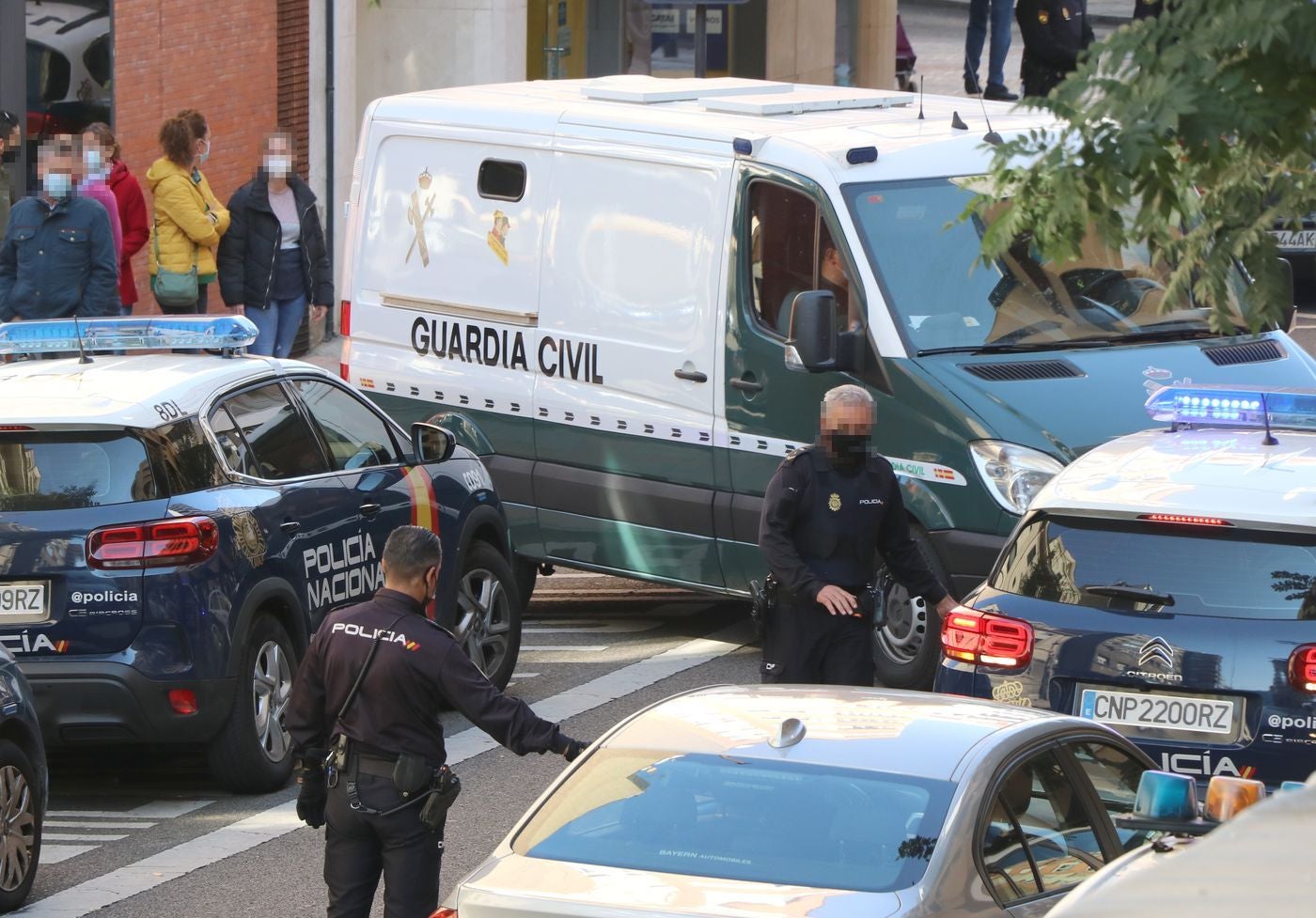 La presencia de numerosos familiares ante la Comisaria de Policía y el hostigamiento a los agentes obliga a que numerosos efectivos policiales tuvieran que intervenir para facilitar su salida a prisión.