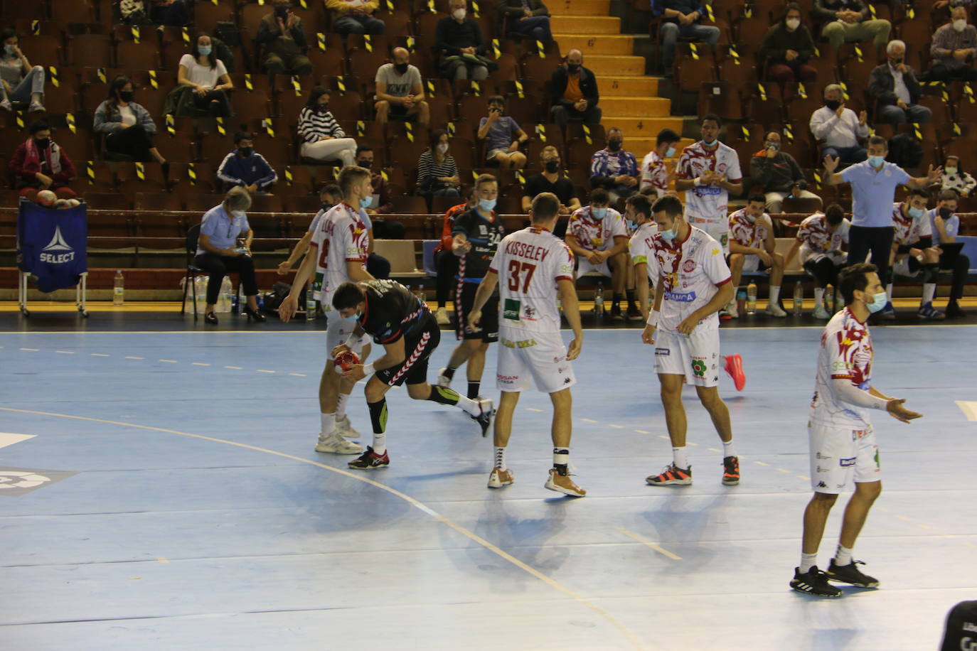 El protocolo aprobado por la Junta de Castilla y León obliga al uso de este aparato en toda práctica deportiva con contacto en espacios cerrados | Solo en esta comunidad se tendrán que jugar así los partidos | Los árbitros pitaron con el silbato dentro de la mascarilla.