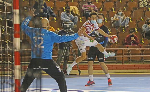 Gonzalo Pérez en una acción ofensiva del Abanca Ademar.