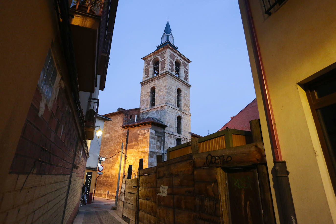 La iglesia, iluminada. 