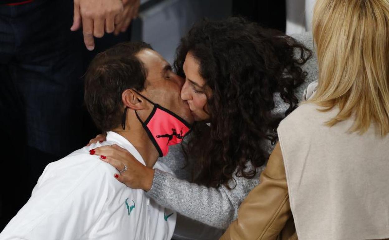 Nadal besa a su mujer tras doblegar a Djokovic en la final de Roland Garros. 