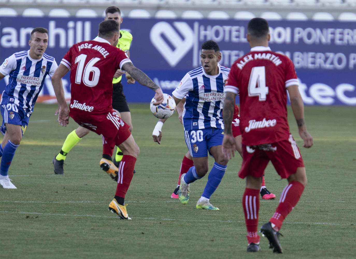 El equipo berciano vio rota su racha de triunfos en un partido donde su rival fue mejor.