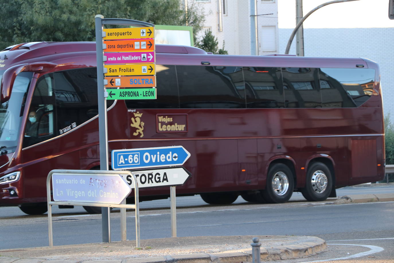 Un autobús traslada a los caminantes entre Mansilla y La Virgen para que no pasen por León y San Andrés