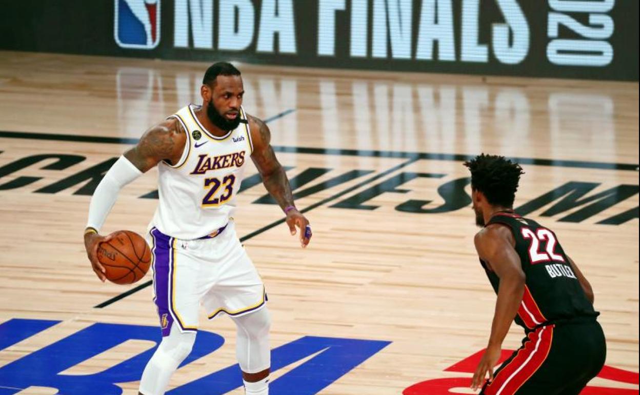 LeBron, ante Butler, en el sexto y último partido de las Finales de este año. 