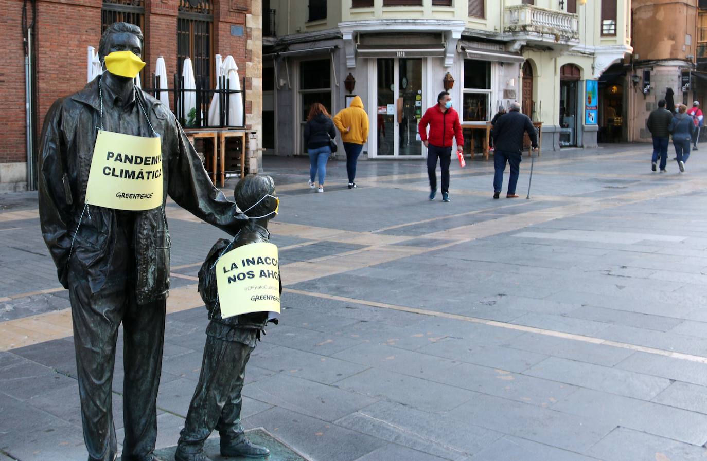 La Escultura del padre e hijo situada en la plaza de la Catedral de León denuncia los efectos de la emergencia climática que afronta el planeta