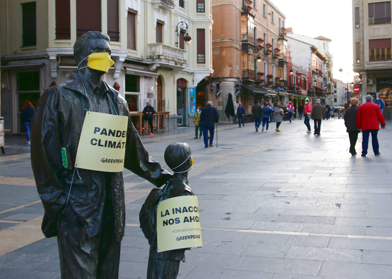 La Escultura del padre e hijo situada en la plaza de la Catedral de León denuncia los efectos de la emergencia climática que afronta el planeta