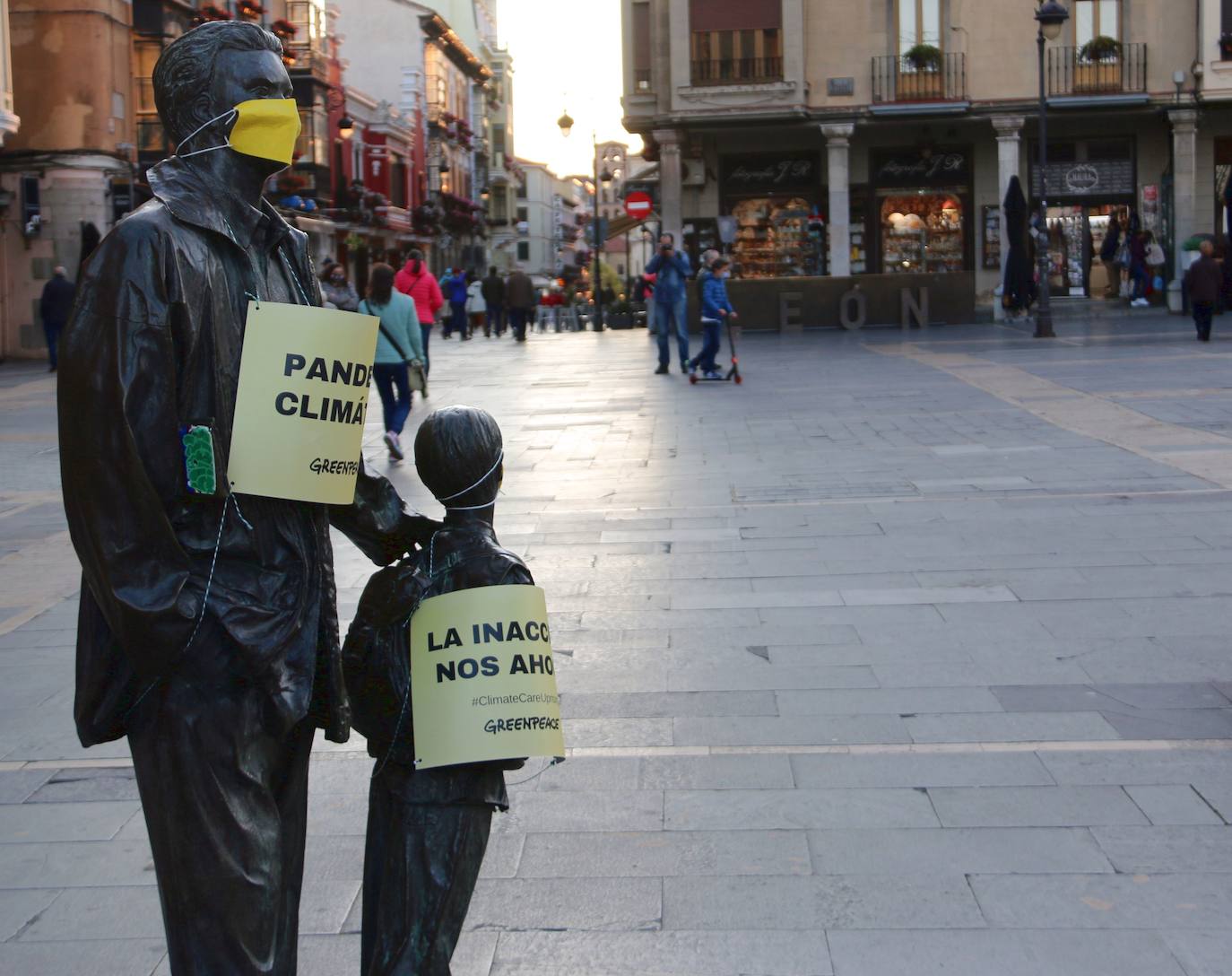 La Escultura del padre e hijo situada en la plaza de la Catedral de León denuncia los efectos de la emergencia climática que afronta el planeta